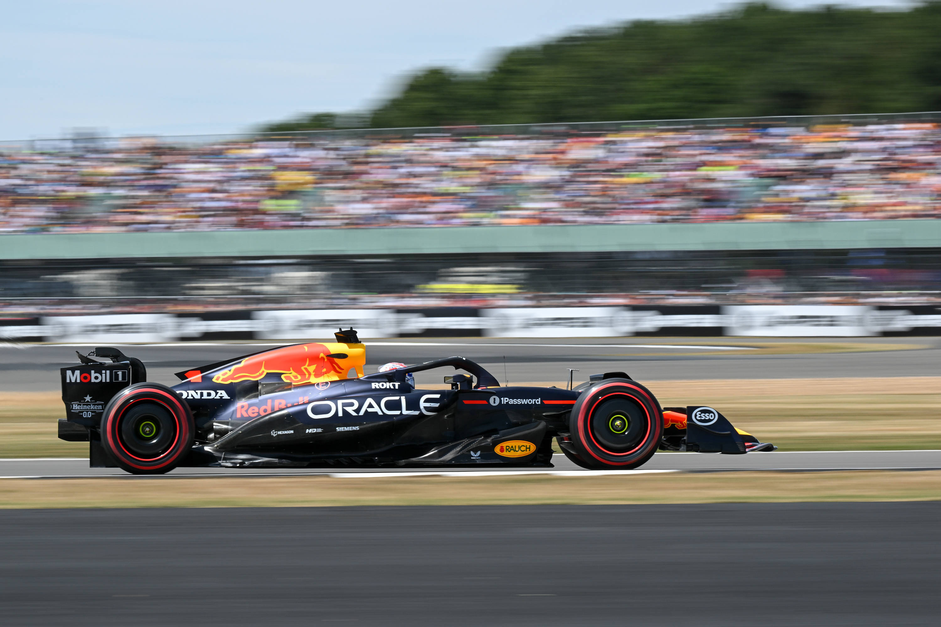 哈斯车队完胜迈凯伦,维斯塔潘高光表现的简单介绍 哈斯车队完胜迈凯伦,维斯塔潘高光表现的简单介绍