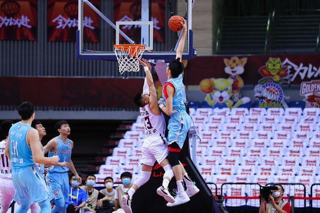 新疆队横扫尼克斯,孙铭徽扛起全队 新疆队横扫尼克斯,孙铭徽扛起全队